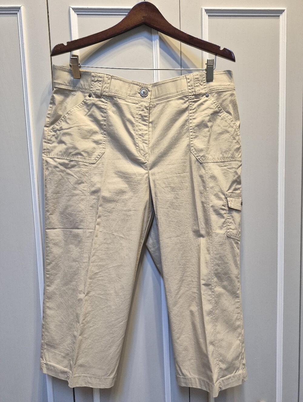 NWT sz14 Classic Women's Crop Capri Cargo Pants - Cream